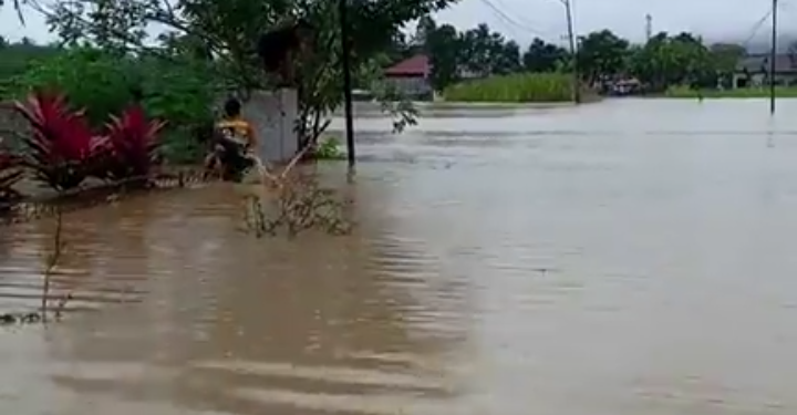 Akibat Banjir Beberapa Desa di Kecamatan Lolayan, Akses Jalan Terganggu