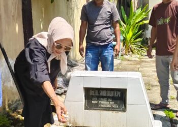 Dra. Hartina Badu, Ziarah ke Makam Almarhum Mantan Wakil Bupati Bolsel Periode 2010-2015