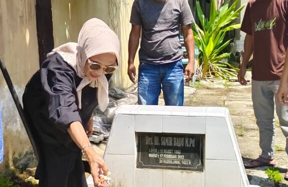 Dra. Hartina Badu, Ziarah ke Makam Almarhum Mantan Wakil Bupati Bolsel Periode 2010-2015