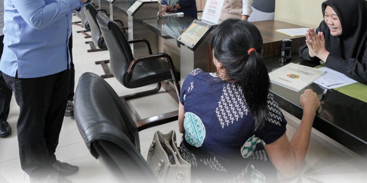 Wamen ATR/Waka BPN Tinjau Pelayanan Tanah Akhir Pekan di Sidoarjo