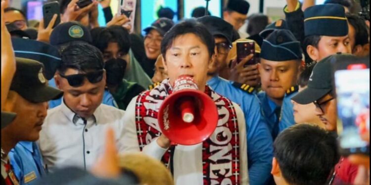 Ratusan Suporter Antar Shin Tae-yong Pulang ke Korea Selatan