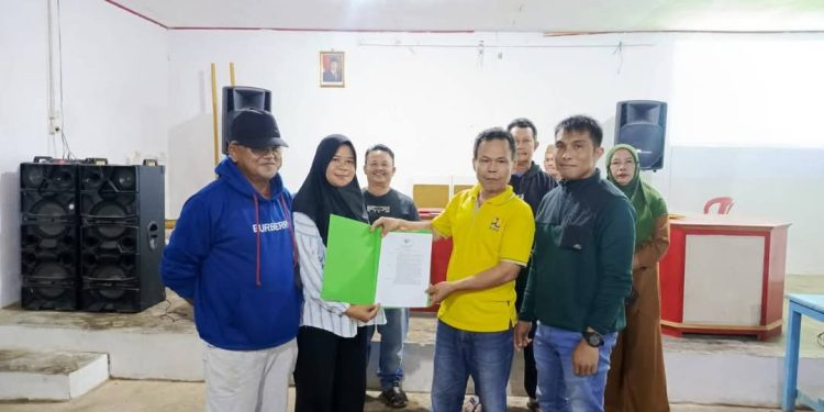 Sangadi Tungoi II Serahkan SK Panitia Pembangunan Kantor Desa Yang Baru