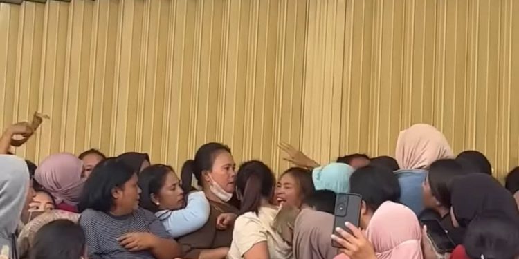 Owner Batal diskon…Khawatir Jatuh Korban Jiwa,,Ribuan Warga Kecewa di Jalan Kartini Kotamobagu