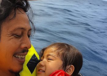 Viral Aksi Heroik Abdul Rahman Agu (Mamay), Penumpang KM Barcelona V.A yang Viral Usai Selamatkan Balita di Laut Talise