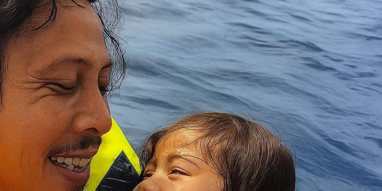 Viral Aksi Heroik Abdul Rahman Agu (Mamay), Penumpang KM Barcelona V.A yang Viral Usai Selamatkan Balita di Laut Talise
