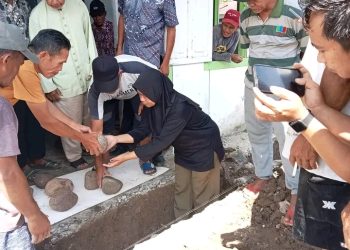 Mita Manolang Gelar Peletakan Batu Pertama Pembangunan Kantor Desa