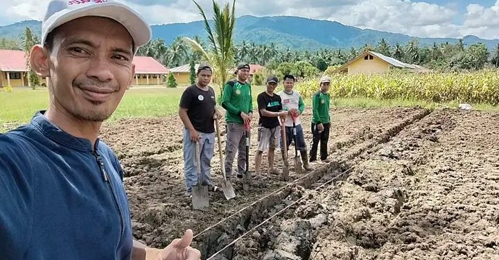 PAC Ansor Lolayan Gelar Giat Pembuatan Bedengan untuk Penanaman Cabai