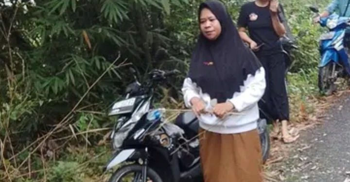 Bukan Tempat Sampah! Sangadi Tungoi Dua Tegas Hentikan Pembuangan Liar di Jalan Penghubung Desa