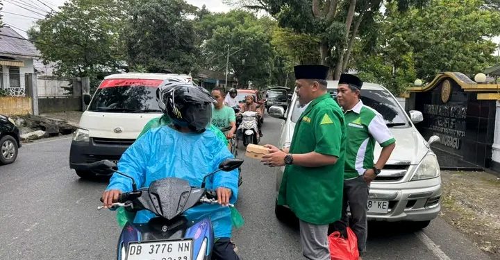 Ansor Kotamobagu Tebar Berkah Ramadhan, Ratusan Takjil Dibagikan di Pusat Kota