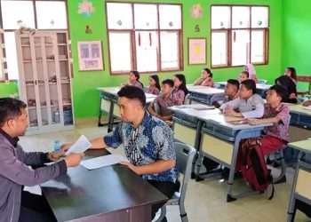 Dorong Kualitas Pendidikan, Kepala Sekolah SDN 3 Moyag Supervisi Kelas 5