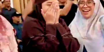 Masya Allah! Syal Palestina Milik UAS Terjual Rp125 Juta, Dibeli Ibu Elisa Hasan untuk Amal Pesantren