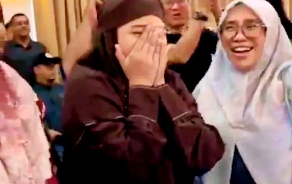Masya Allah! Syal Palestina Milik UAS Terjual Rp125 Juta, Dibeli Ibu Elisa Hasan untuk Amal Pesantren