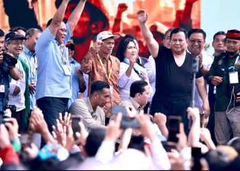 May Day 2026: Prabowo Buka Baju dan Lempar ke Buruh di Monas