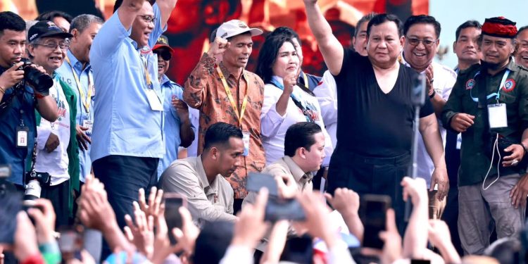 May Day 2026: Prabowo Buka Baju dan Lempar ke Buruh di Monas
