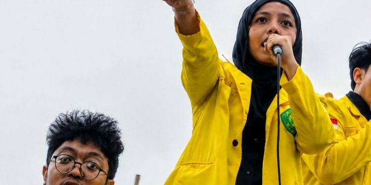 Dicegat Menuju Bundaran HI, Massa BEM UI Pilih Long March dan Bawa Delapan Tuntutan