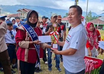 CAMAT LOLAYAN BUKA GERAK JALAN ANTAR SD & SMP SAMBUT HUT KE-81 RI