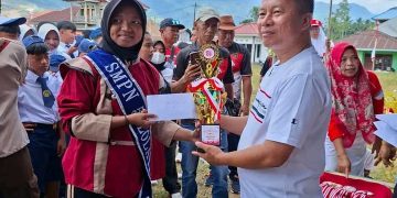 CAMAT LOLAYAN BUKA GERAK JALAN ANTAR SD & SMP SAMBUT HUT KE-81 RI