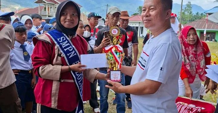 CAMAT LOLAYAN BUKA GERAK JALAN ANTAR SD & SMP SAMBUT HUT KE-81 RI