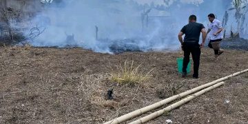 Kebakaran Lahan Terjadi di Bungko, Respons Cepat Aparat Desa dan Damkar Kotamobagu Cegah Api Meluas