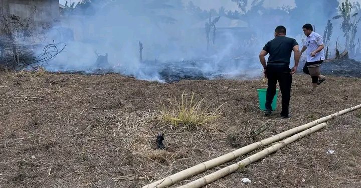 Kebakaran Lahan Terjadi di Bungko, Respons Cepat Aparat Desa dan Damkar Kotamobagu Cegah Api Meluas